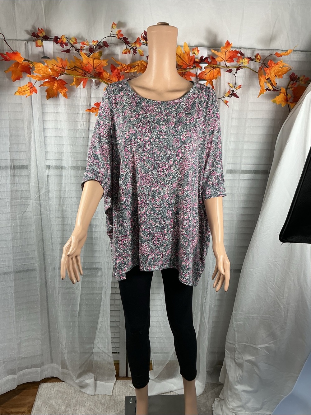 Dear Scarlett Essential Blouse in Grey and Pink Paisley